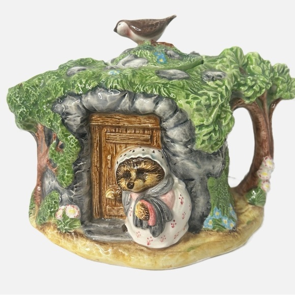 Vintage ENESCO Beatrix Potter Mrs Tiggy Winkle Teapot 45915 Forest Home